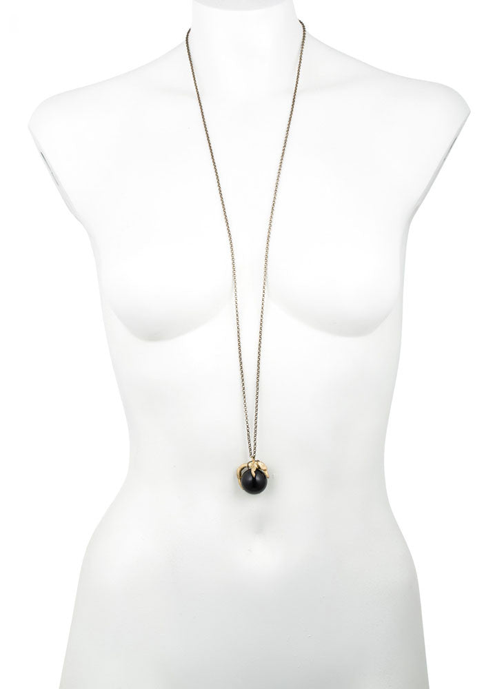 MEDIUM CLAW AND BLACK LUCITE